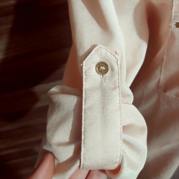 🎉🛍 Calvin Klein light pink button down blouse with gold buttons - Picture 4 of 8